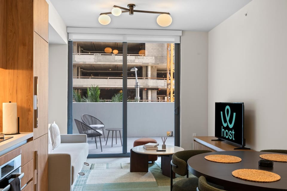 TV and multimedia, Living room, Seating area, Dining area