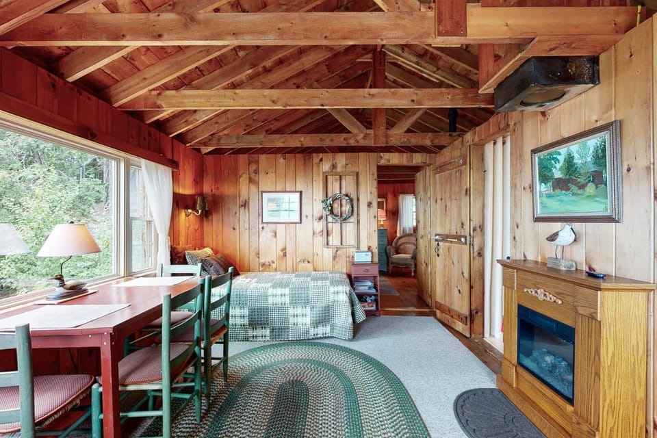 3 Mi to Beach! Bay-View Northport Log Retreat House in Northport