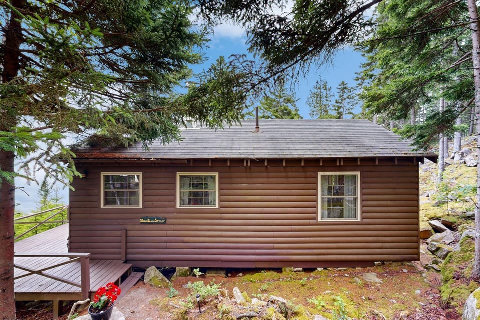 3 Mi to Beach! Bay-View Northport Log Retreat House in Northport