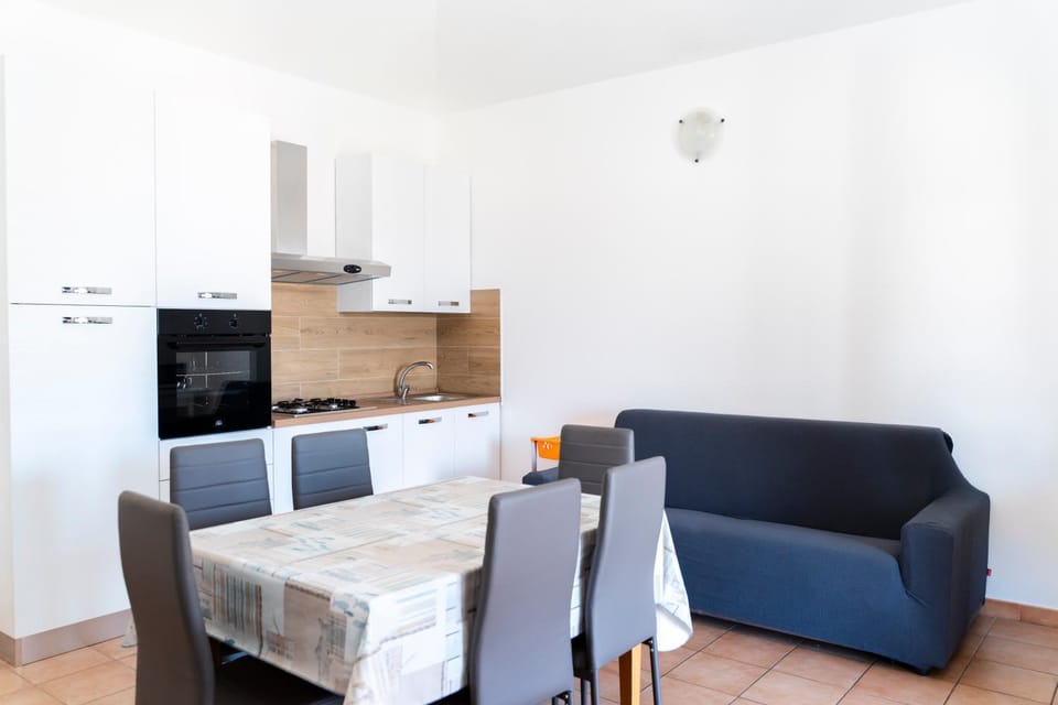 Communal lounge/ TV room, Facade/entrance, Living room, Dining area, Garden view, furniture, internet, pet friendly, stove, kitchen, air conditioner