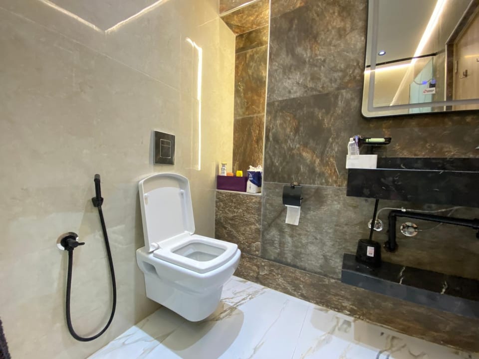 Shower, Toilet, towels