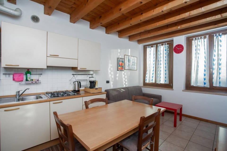 Kitchen or kitchenette, Living room, Seating area, Dining area, pet friendly, stove