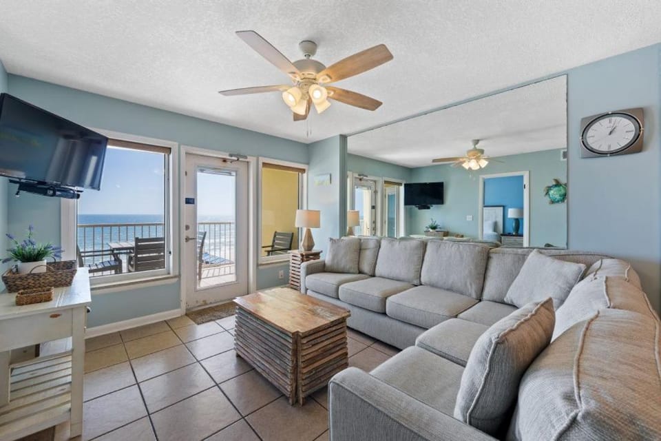 Day, TV and multimedia, View (from property/room), Balcony/Terrace, Living room, Seating area, Sea view