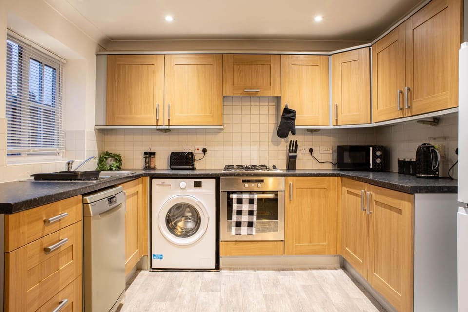 Kitchen or kitchenette, oven, stove, washing machine