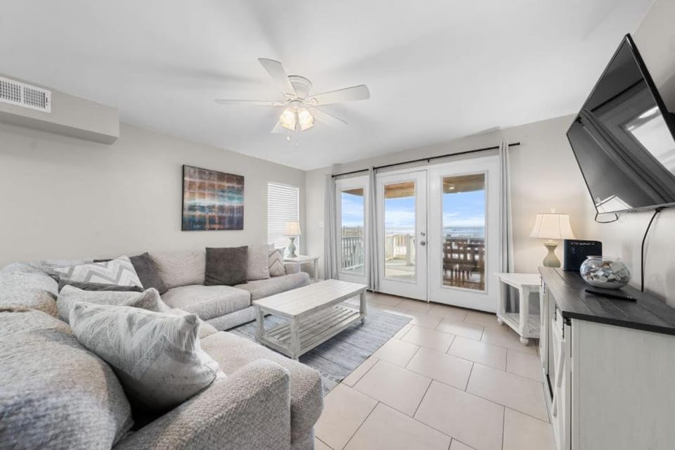 Bonhomme Richard East by Youngs Suncoast House in West Beach