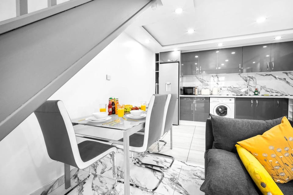 Kitchen or kitchenette, Living room, Seating area, Dining area, oven, stove, washing machine