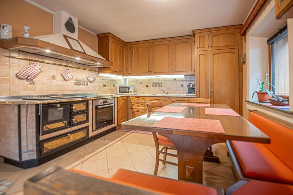 Kitchen or kitchenette, Seating area, Dining area, dishwasher, minibar, oven, pet friendly