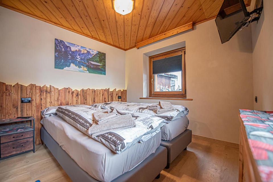 Bed, TV and multimedia, Photo of the whole room, Bedroom, towels