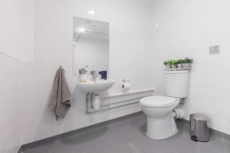 Toilet, Bathroom, towels