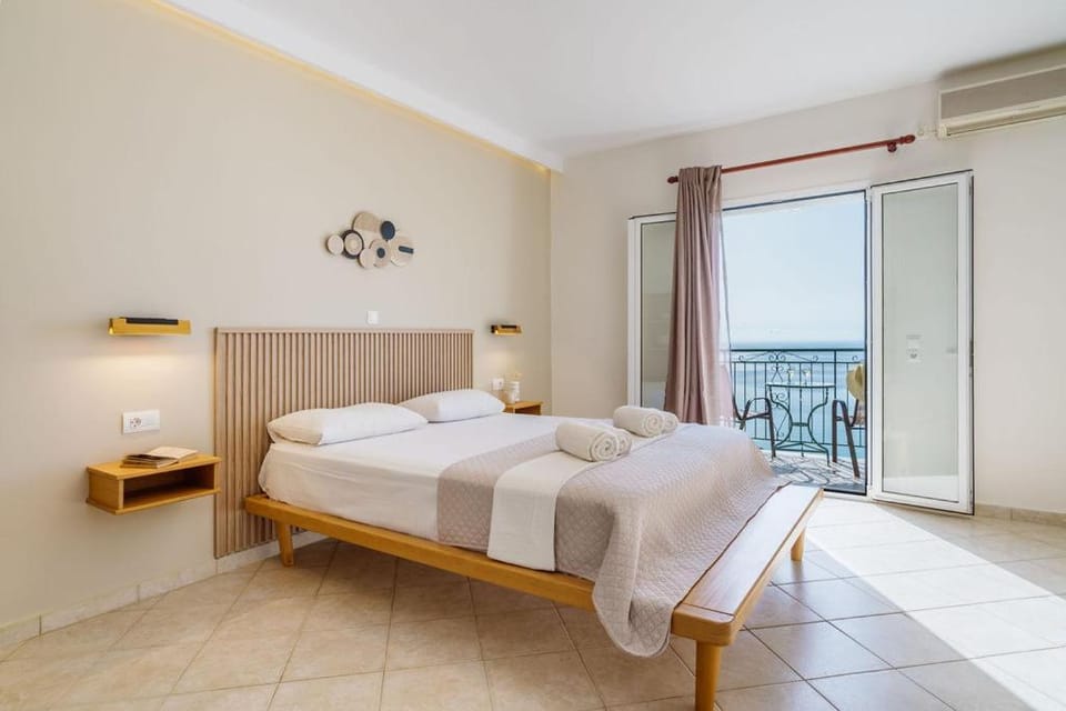 Bed, Natural landscape, View (from property/room), Balcony/Terrace, Bedroom, Sea view, towels