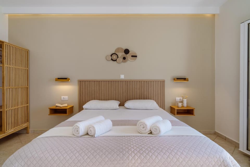 Bed, Bedroom, towels
