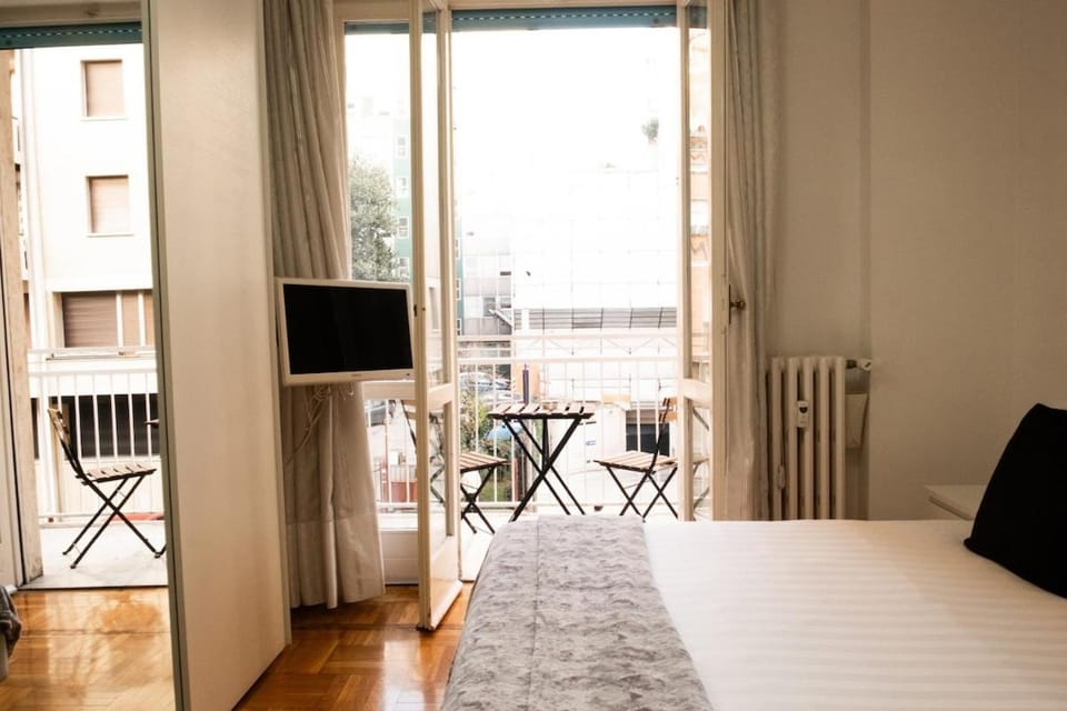 Bed, TV and multimedia, View (from property/room), Photo of the whole room, Bedroom