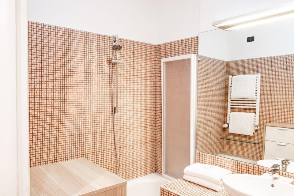 Shower, Toilet, Bathroom, Bath, towels