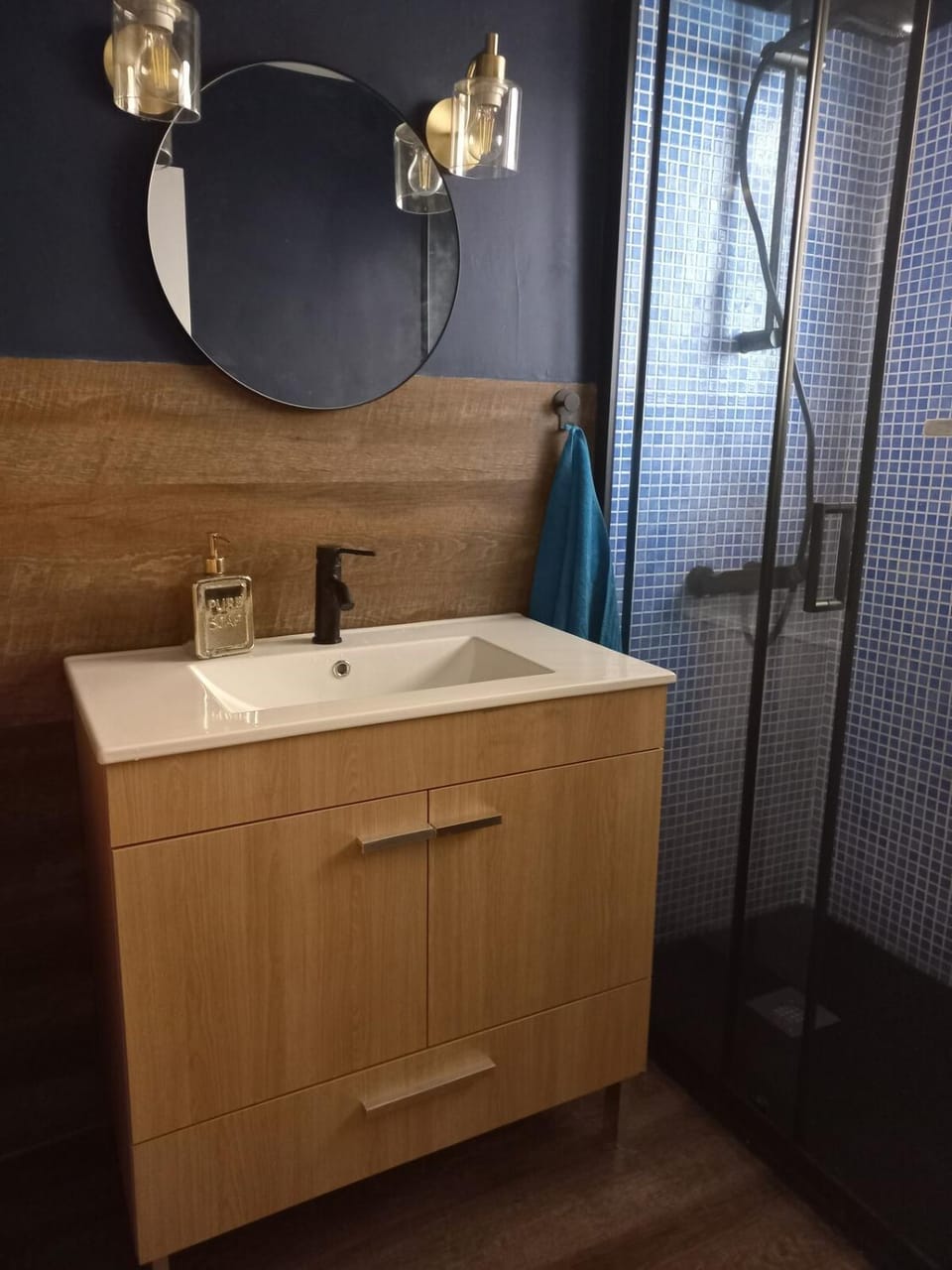 Blue House - double bed Apartment in Lisbon District