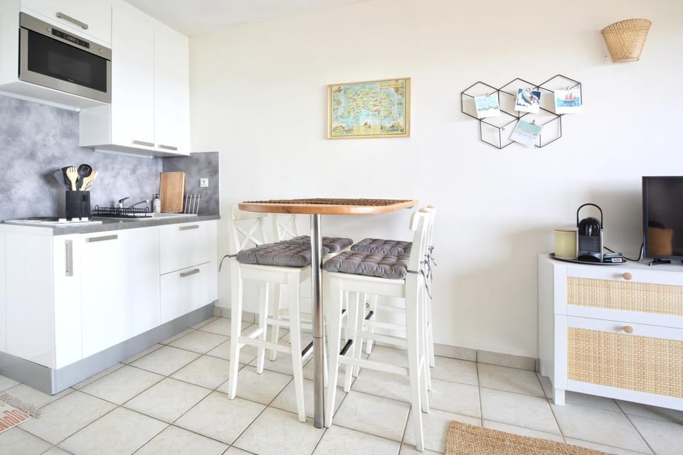 Coffee/tea facilities, Kitchen or kitchenette, Dining area, stove
