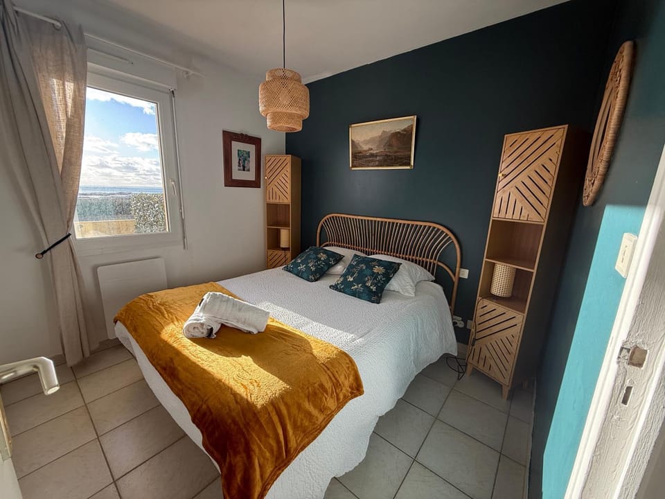 Bed, Bedroom, Sea view