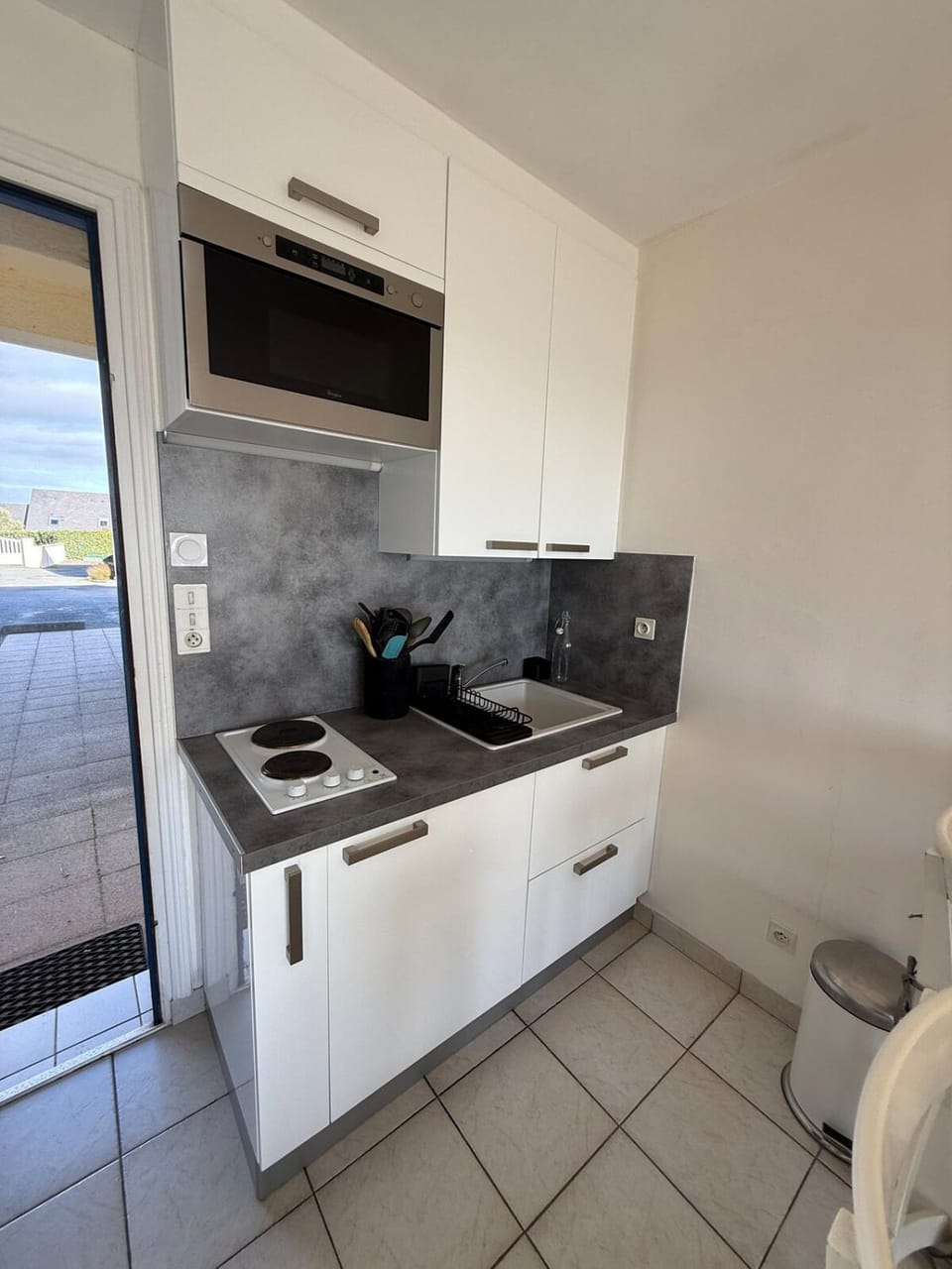 Kitchen or kitchenette, microwave, stove