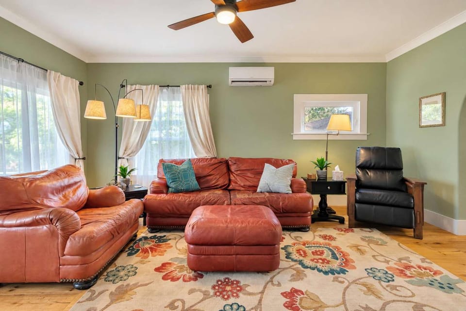 Home Squared-Downtown with Fire Pit House in Paso Robles