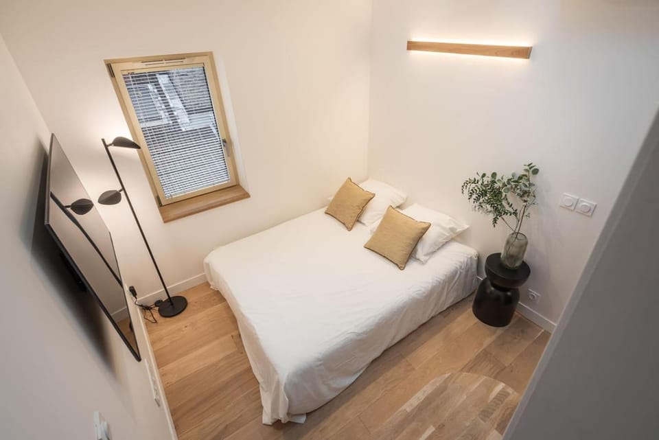 Bed, TV and multimedia, Photo of the whole room, Bedroom