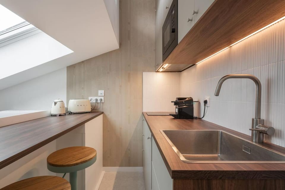 Coffee/tea facilities, Kitchen or kitchenette, stove