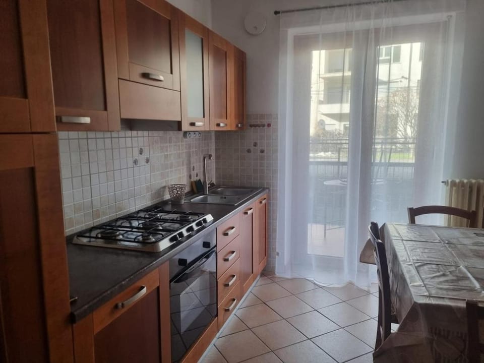 Kitchen or kitchenette, Dining area, stove