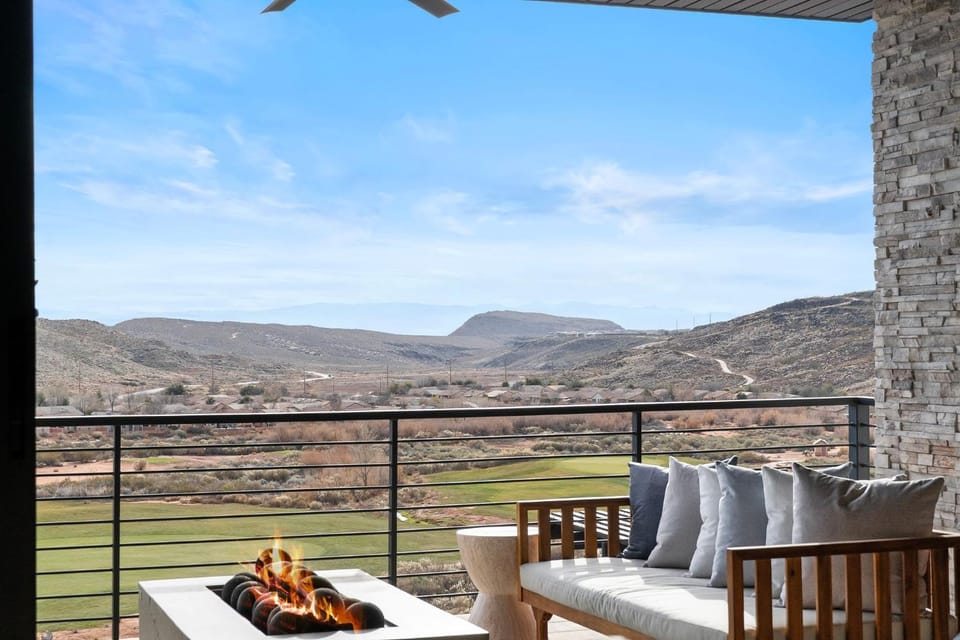 Desert Isle Family Retreat - Private Pool & Hot Tub House in Washington