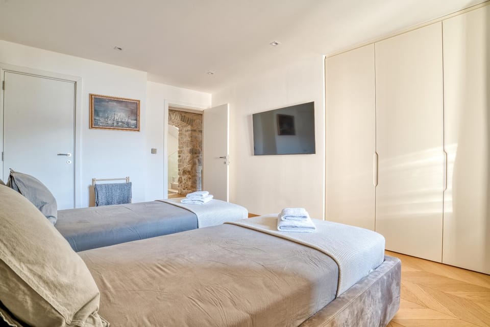 Luxury waterfront vila with Private Dock and Pool Villa in Dobrota