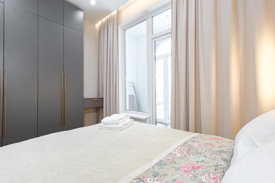 Bedroom, towels, wardrobe