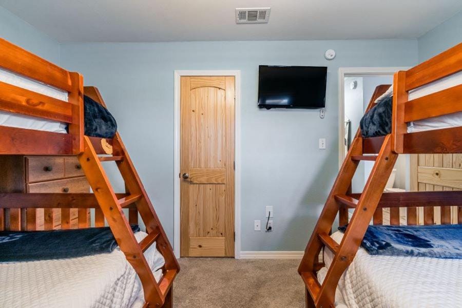Bed, TV and multimedia, Bedroom, bunk bed