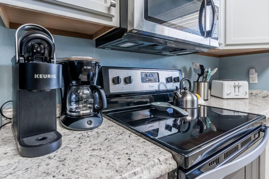 Coffee/tea facilities, microwave, oven, stove, kitchen