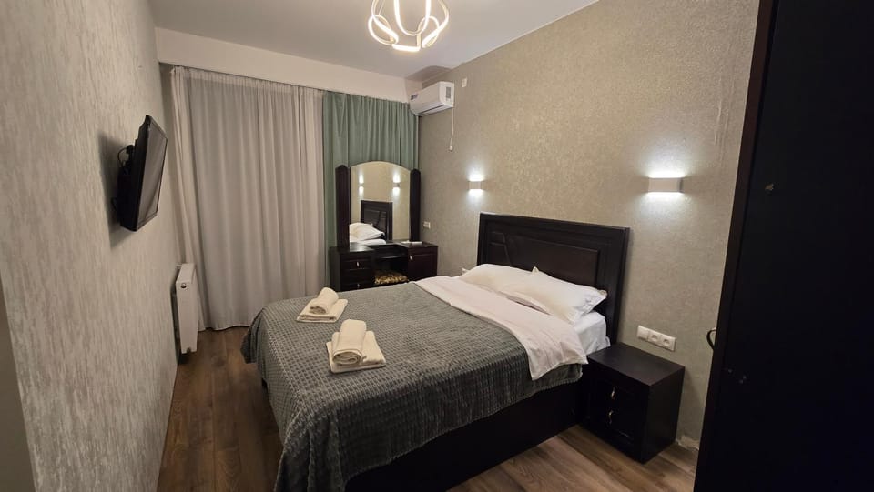 Bed, TV and multimedia, Photo of the whole room, Bedroom, towels
