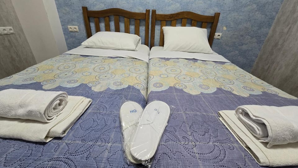 Bed, Bedroom, towels