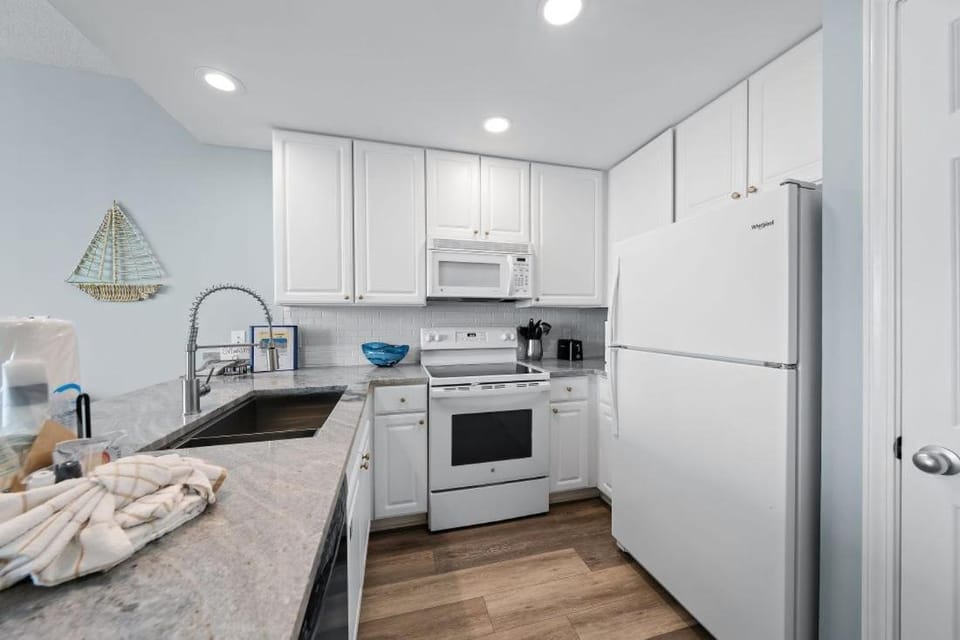Lighthouse 1709 by Youngs Suncoast Apartment in Gulf Shores