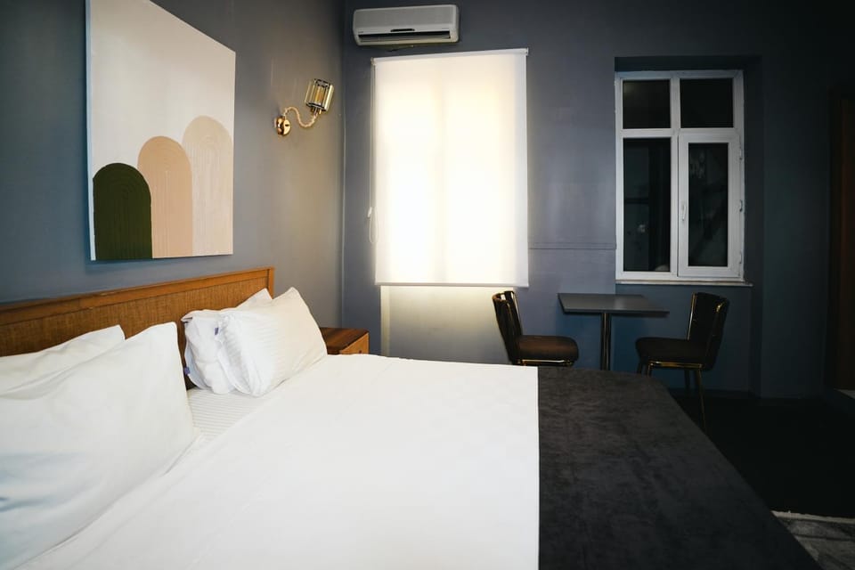 Photo of the whole room, Bedroom, air conditioner