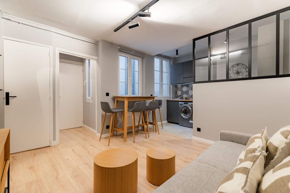Chic 2-room apartment in the heart of Parisian luxury Apartment in Paris