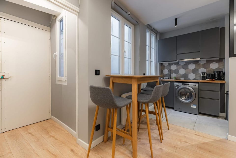 Chic 2-room apartment in the heart of Parisian luxury Apartment in Paris