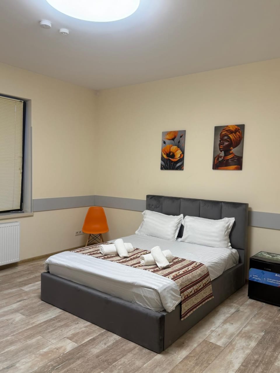 Photo of the whole room, Bedroom