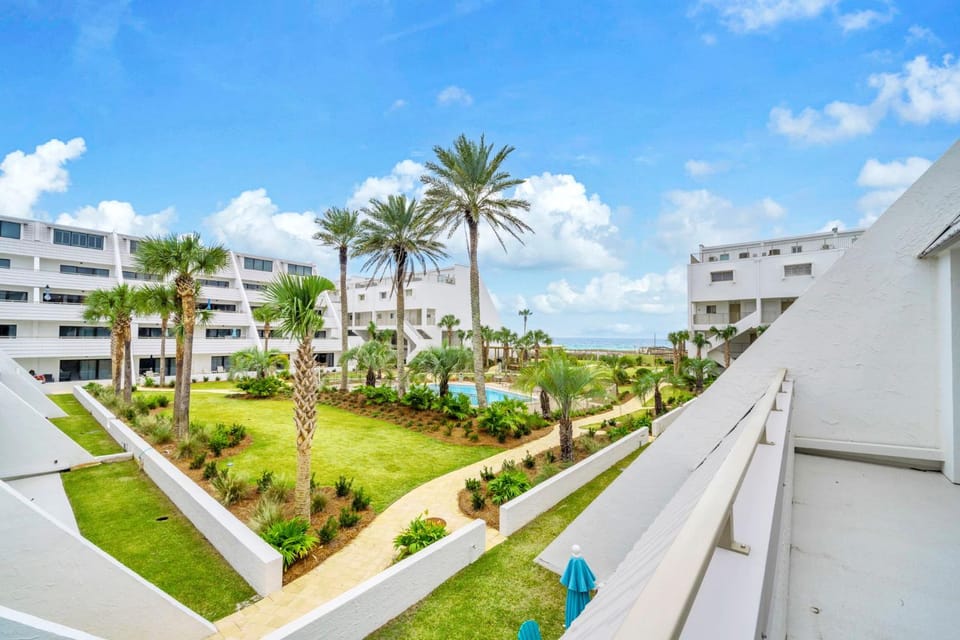 Aegean 209 near beach overlooks pool! House in Destin