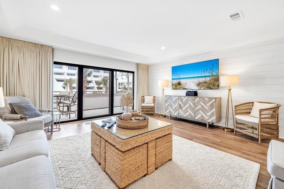 Aegean 209 near beach overlooks pool! House in Destin