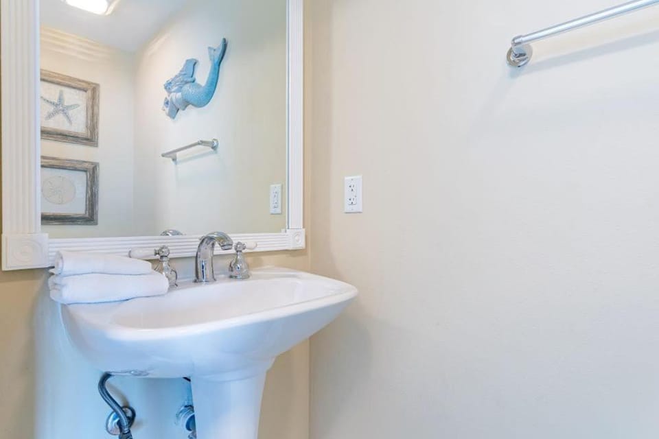 Sanibel 903 by Youngs Suncoast Apartment in West Beach