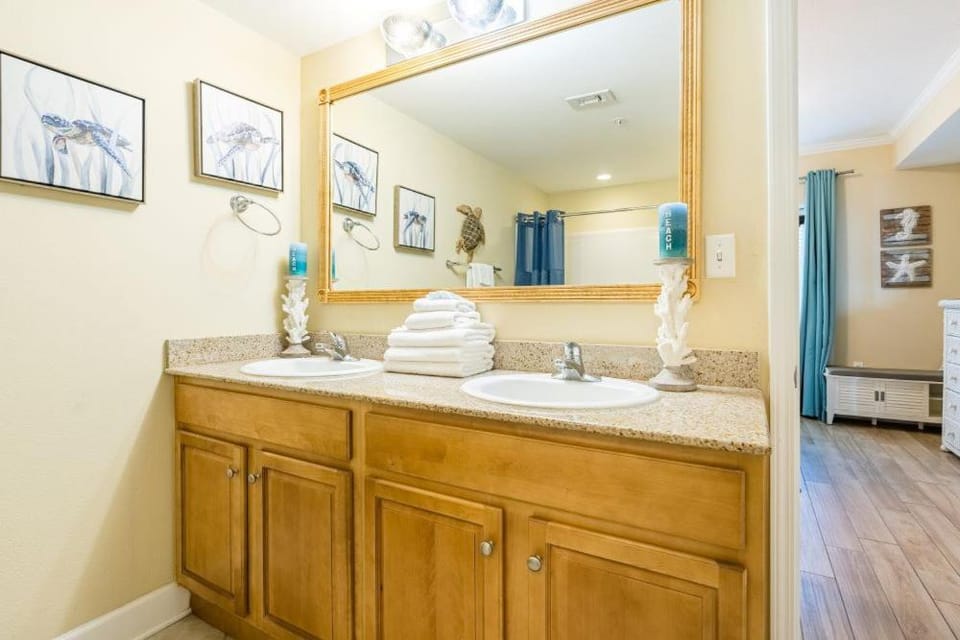 Sanibel 903 by Youngs Suncoast Apartment in West Beach