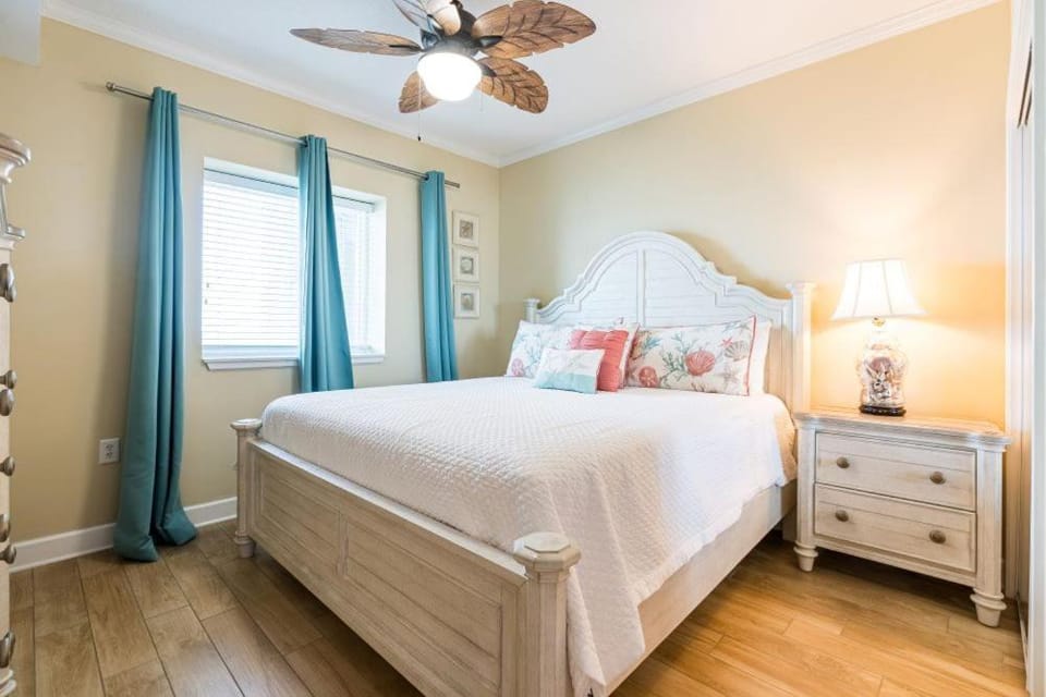 Sanibel 903 by Youngs Suncoast Apartment in West Beach
