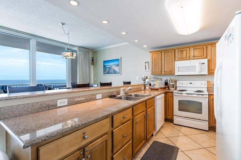 Sanibel 903 by Youngs Suncoast Apartment in West Beach