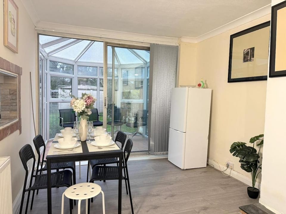 New 3bed Netflix Sleeps6 Family Contractors Apartment in Metropolitan Borough of Solihull