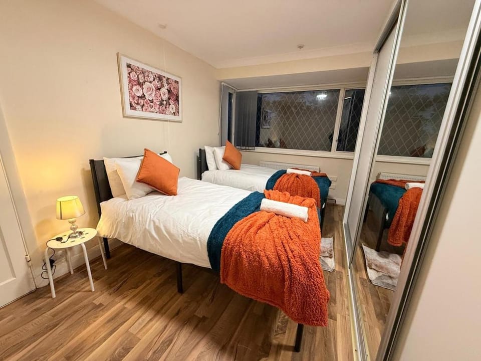 New 3bed Netflix Sleeps6 Family Contractors Apartment in Metropolitan Borough of Solihull