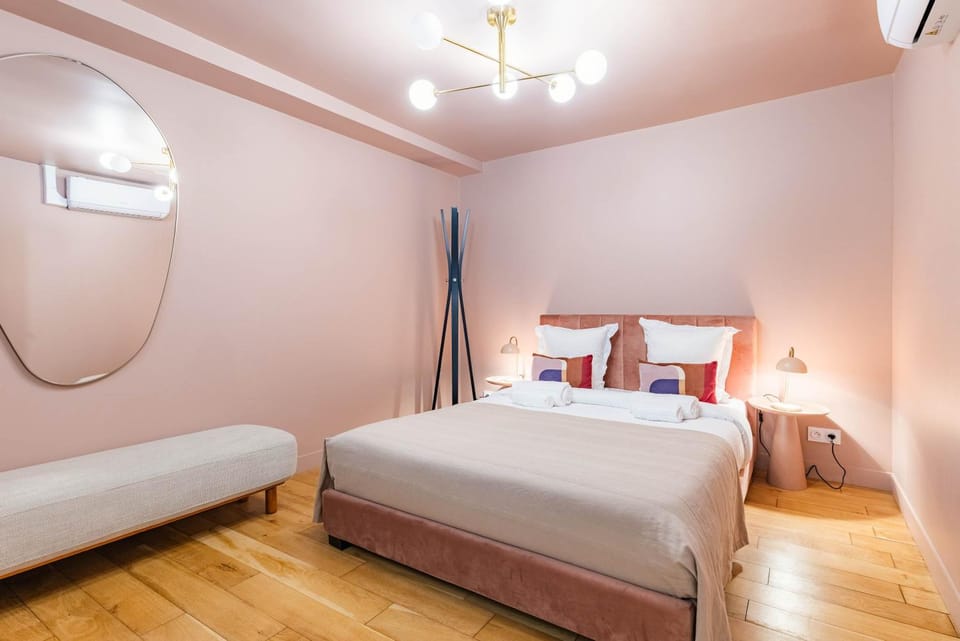 Exceptional triplex with 6 bedrooms & air conditioning Apartment in Paris
