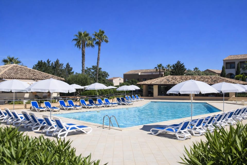 Swimming pool, sunbed
