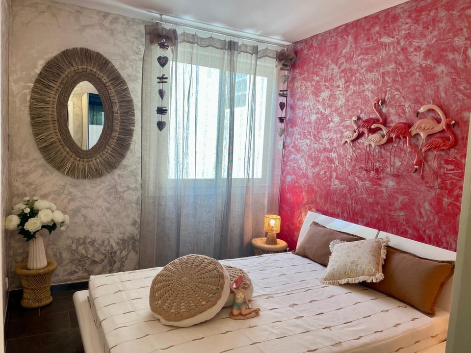 Photo of the whole room, Bedroom