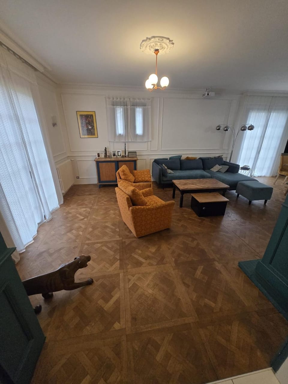 Living room, Photo of the whole room