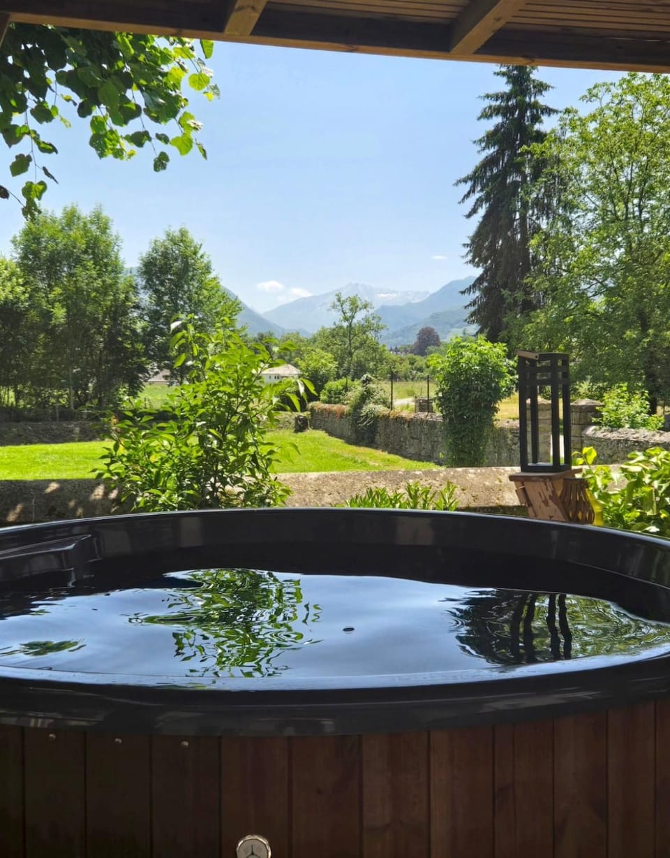 Garden, Hot Tub